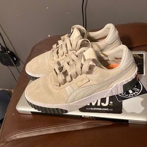 Pumas woman shoe size 9